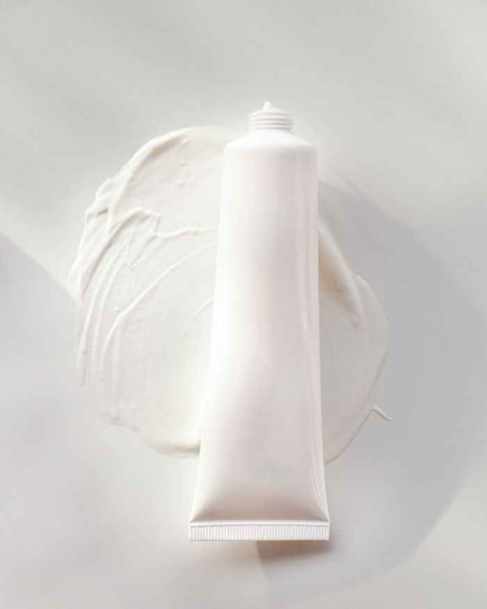 Embalagem branca de cosmético sobre fundo neutro