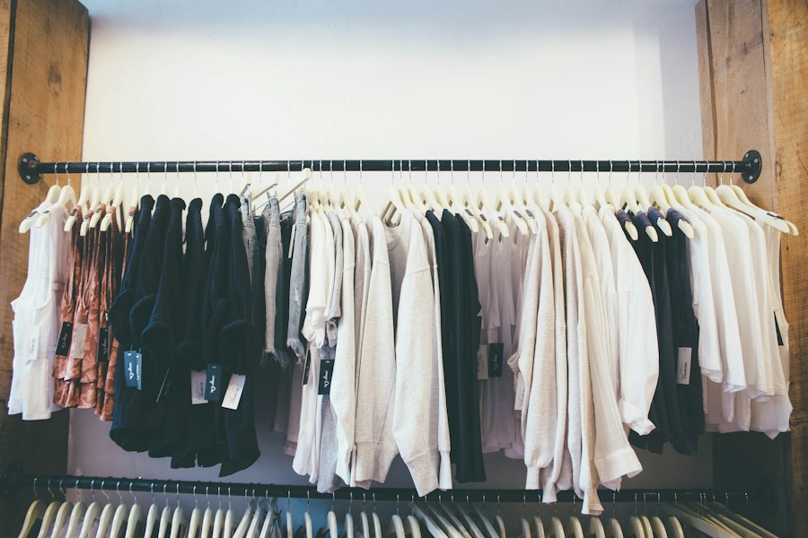 Roupas em tons neutros organizadas em uma arara